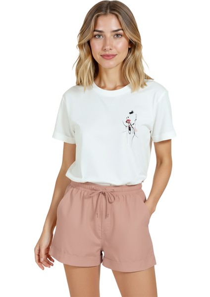 Kadın Beyaz Relaxed Fit %100 Pamuk Tişört – Rujlu Tek Çizgi Yüz Baskılı indirimleri