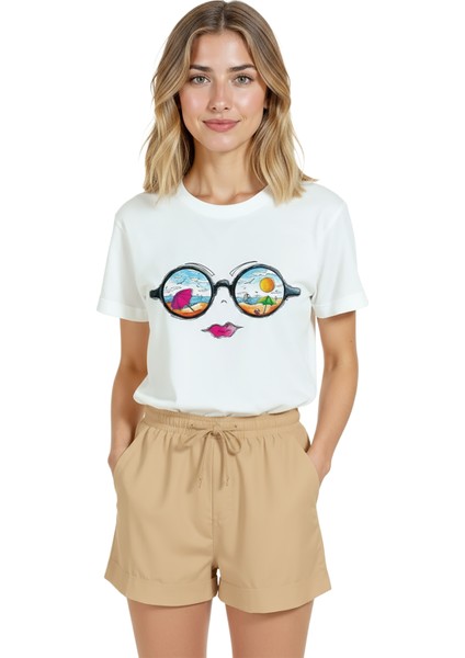 Kadın Beyaz Relaxed Fit %100 Pamuk Tişört – Güneşli Plaj & Gözlük Refleksi Baskılı