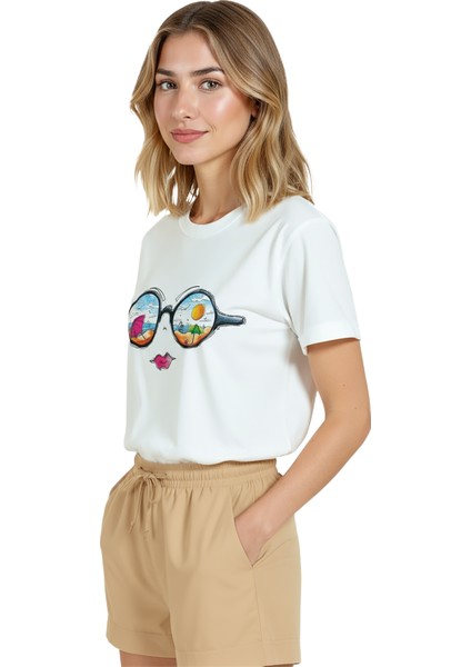 Kadın Beyaz Relaxed Fit %100 Pamuk Tişört – Güneşli Plaj & Gözlük Refleksi Baskılı fırsatları