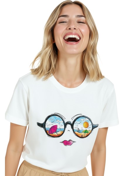 Kadın Beyaz Relaxed Fit %100 Pamuk Tişört – Güneşli Plaj & Gözlük Refleksi Baskılı indirimleri