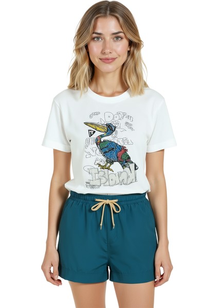 Kadın Beyaz Relaxed Fit %100 Pamuk Tişört – Suluboya & Patchwork Kuş Baskılı