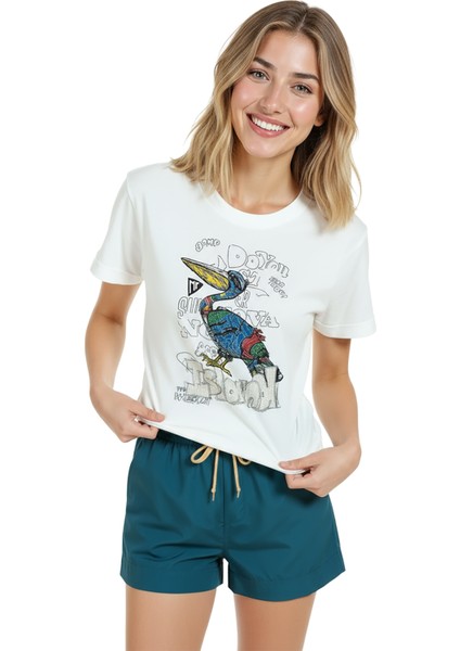 Kadın Beyaz Relaxed Fit %100 Pamuk Tişört – Suluboya & Patchwork Kuş Baskılı modelleri
