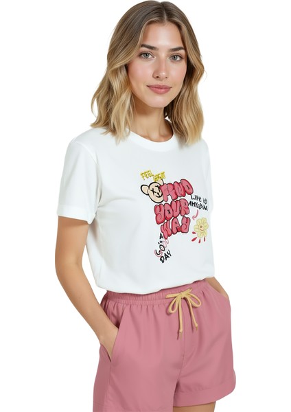 Kadın Beyaz Relaxed Fit %100 Pamuk Tişört – Grafiti Teddy & “find Your Way” Baskılı fiyatları