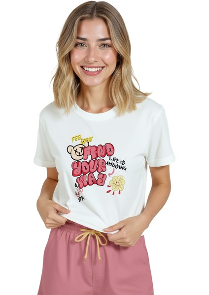 Kadın Beyaz Relaxed Fit %100 Pamuk Tişört – Grafiti Teddy & “find Your Way” Baskılı modelleri