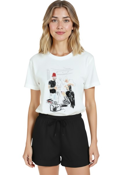 Kadın Beyaz Relaxed Fit %100 Pamuk Tişört – Çizgisel Kuaför Sahnesi Baskılı