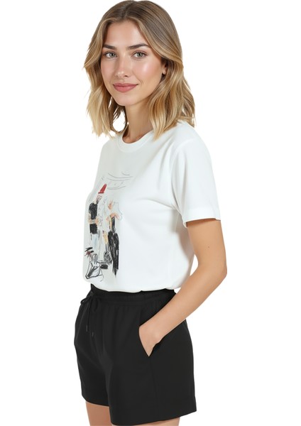 Kadın Beyaz Relaxed Fit %100 Pamuk Tişört – Çizgisel Kuaför Sahnesi Baskılı fiyatları