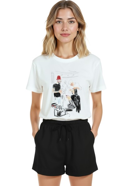 Kadın Beyaz Relaxed Fit %100 Pamuk Tişört – Çizgisel Kuaför Sahnesi Baskılı modelleri