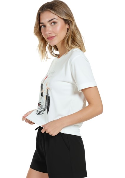 Kadın Beyaz Relaxed Fit %100 Pamuk Tişört – Çizgisel Kuaför Sahnesi Baskılı fırsatları