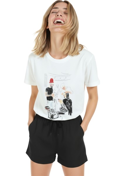 Kadın Beyaz Relaxed Fit %100 Pamuk Tişört – Çizgisel Kuaför Sahnesi Baskılı indirimleri