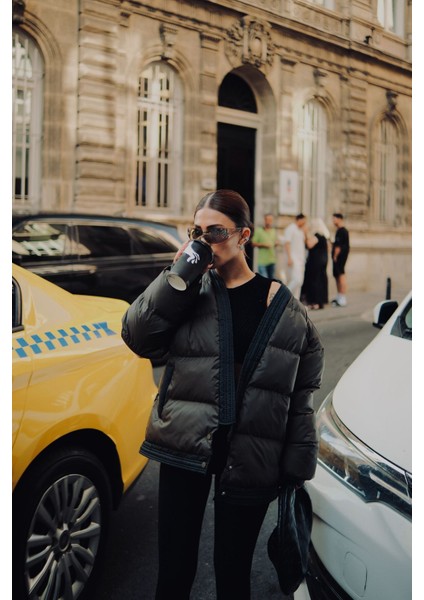 Tasarım Oversize Kumaş Alttan Çıtçıt Kapama Hafif Kruvaze V Yaka Renk Bloklu Kışlık Şişme Mont Kaban