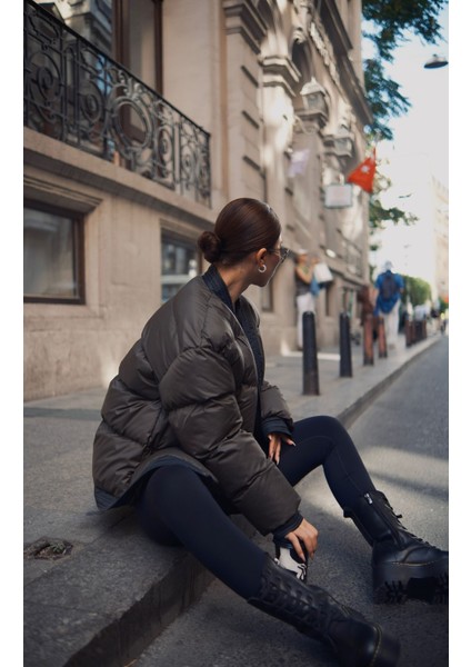 Tasarım Oversize Kumaş Alttan Çıtçıt Kapama Hafif Kruvaze V Yaka Renk Bloklu Kışlık Şişme Mont Kaban modelleri