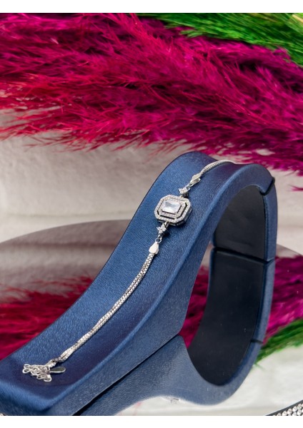 925 Ayar Gümüş Baget Model Pırlanta Montürlü Zarif Kadın Bileklik