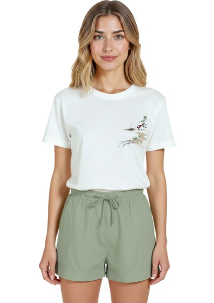 Kadın Beyaz Relaxed Fit %100 Pamuk Tişört – Iskeleli Sahil Evcikleri Baskılı