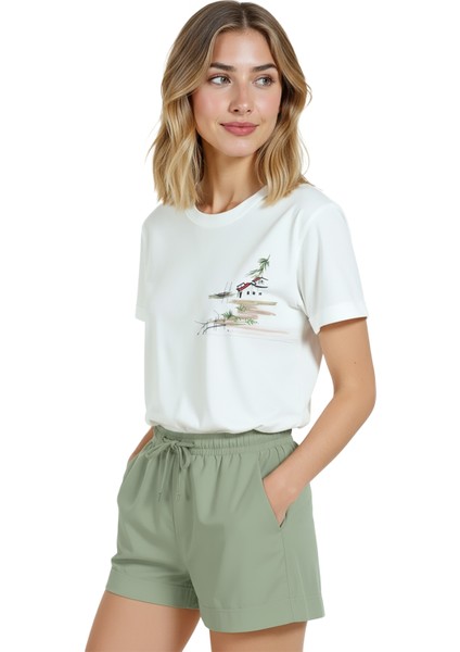 Kadın Beyaz Relaxed Fit %100 Pamuk Tişört – Iskeleli Sahil Evcikleri Baskılı fiyatları