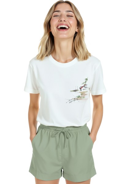 Kadın Beyaz Relaxed Fit %100 Pamuk Tişört – Iskeleli Sahil Evcikleri Baskılı indirimleri