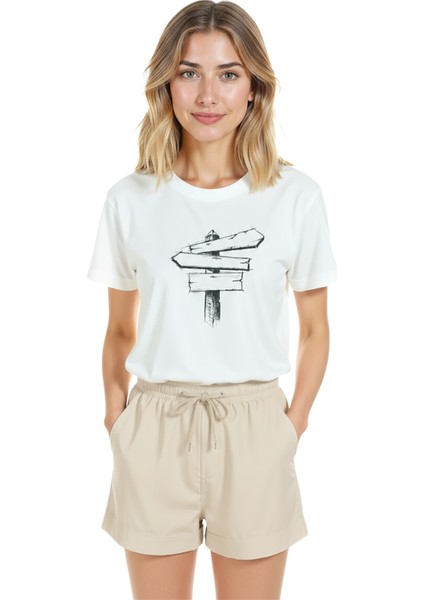 Kadın Beyaz Relaxed Fit %100 Pamuk Tişört – Çizgisel Yön Levhası Baskılı