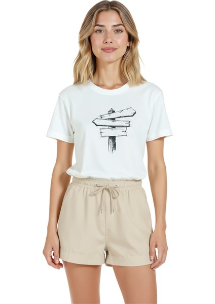 Kadın Beyaz Relaxed Fit %100 Pamuk Tişört – Çizgisel Yön Levhası Baskılı modelleri