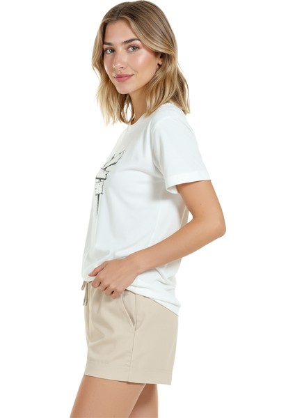 Kadın Beyaz Relaxed Fit %100 Pamuk Tişört – Çizgisel Yön Levhası Baskılı fırsatları