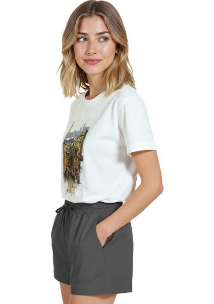 Kadın Beyaz Relaxed Fit %100 Pamuk Tişört – Yağmurlu Şehir Sokağı Suluboya Baskılı fiyatları
