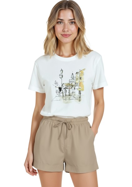 Kadın Beyaz Relaxed Fit %100 Pamuk Tişört – Sokak Lambaları ve Şemsiyeler Baskılı