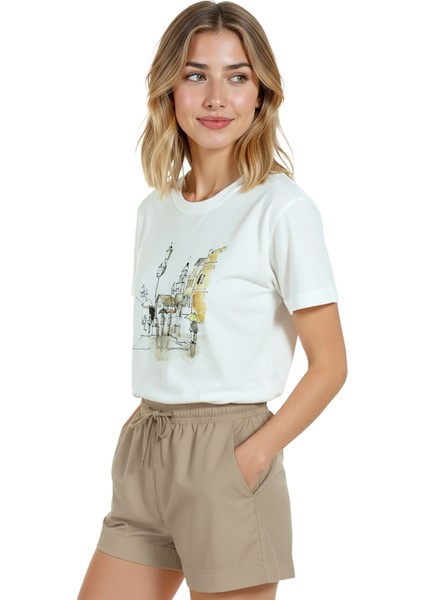 Kadın Beyaz Relaxed Fit %100 Pamuk Tişört – Sokak Lambaları ve Şemsiyeler Baskılı fiyatları