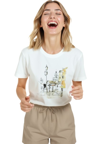 Kadın Beyaz Relaxed Fit %100 Pamuk Tişört – Sokak Lambaları ve Şemsiyeler Baskılı indirimleri