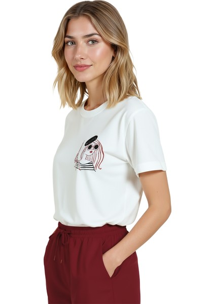 Kadın Beyaz Relaxed Fit %100 Pamuk Tişört – Parisli Ikon & Karakalem Portre Baskılı fiyatları