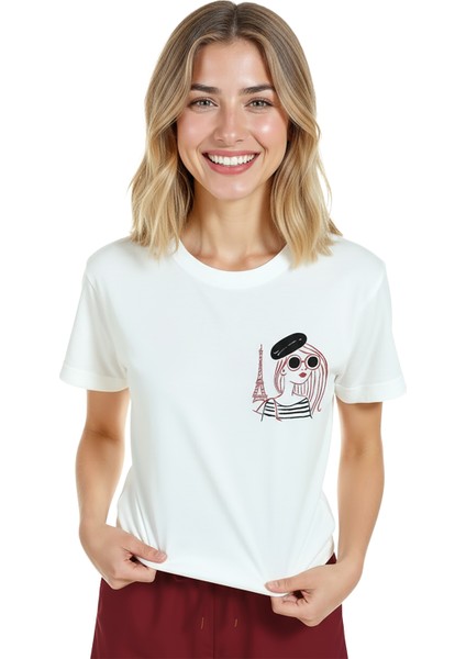 Kadın Beyaz Relaxed Fit %100 Pamuk Tişört – Parisli Ikon & Karakalem Portre Baskılı modelleri