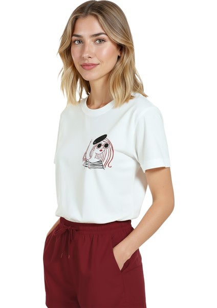 Kadın Beyaz Relaxed Fit %100 Pamuk Tişört – Parisli Ikon & Karakalem Portre Baskılı fırsatları