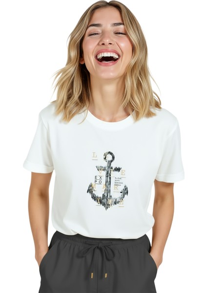 Kadın Beyaz Relaxed Fit %100 Pamuk Tişört – Suluboya Çapa & Marin Tipografi Baskılı modelleri