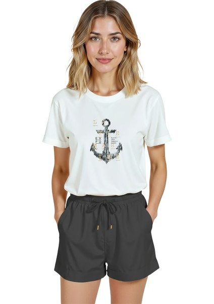 Kadın Beyaz Relaxed Fit %100 Pamuk Tişört – Suluboya Çapa & Marin Tipografi Baskılı indirimleri