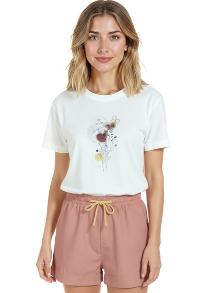 Kadın Beyaz Relaxed Fit %100 Pamuk Tişört – Kuru Çiçek & Minimal Mürekkep Baskılı