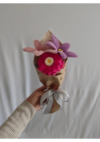 El Yapımı Dekoratif Şönil Çiçek Buketi (3’lü) – Gerbera ve Zambak Seçenekli Solmayan Hediye