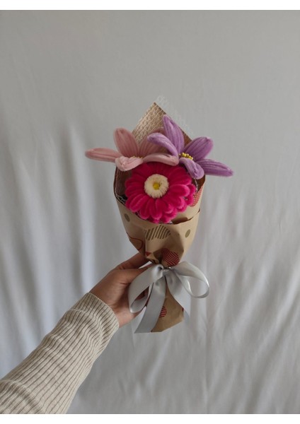 El Yapımı Dekoratif Şönil Çiçek Buketi (3’lü) – Gerbera ve Zambak Seçenekli Solmayan Hediye modelleri