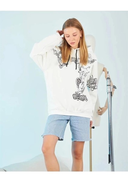 Kadın Kapüşonlu Üç Iplik Sweatshirt – Beyaz Strong Heykel Baskılı, Rahat Kalıp, Kanguru Cepli Modern Tasarım