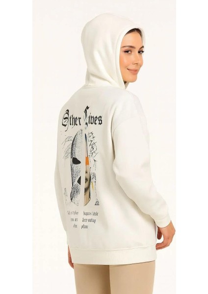 Kadın Oversize Üç Iplik Şardonlu Kapüşonlu Sweatshirt – Beyaz “other Lives” Ön ve Arka Baskılı, Kanguru Cepli, Ribanalı Rahat Kışlık Model Beyaz