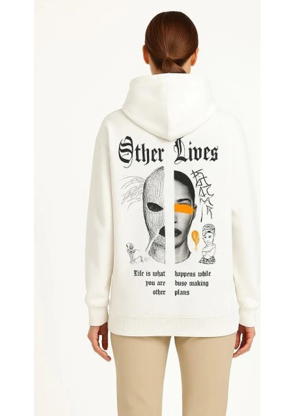 Kadın Oversize Üç Iplik Şardonlu Kapüşonlu Sweatshirt – Beyaz “other Lives” Ön ve Arka Baskılı, Kanguru Cepli, Ribanalı Rahat Kışlık Model Beyaz modelleri