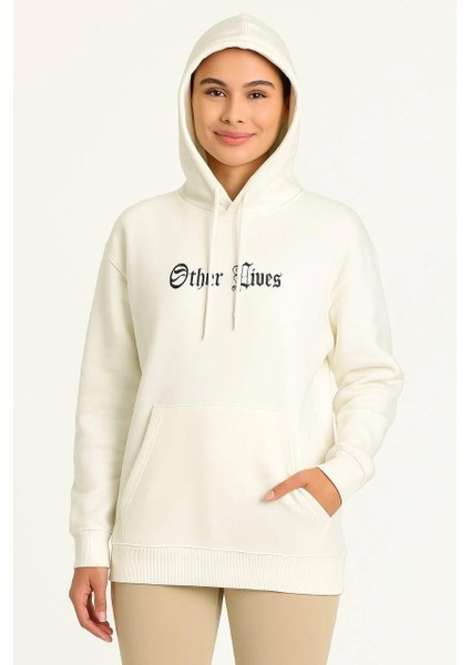 Kadın Oversize Üç Iplik Şardonlu Kapüşonlu Sweatshirt – Beyaz “other Lives” Ön ve Arka Baskılı, Kanguru Cepli, Ribanalı Rahat Kışlık Model Beyaz indirimleri
