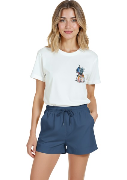 Kadın Beyaz Relaxed Fit %100 Pamuk Tişört – Keman & Müzik Notaları Baskılı