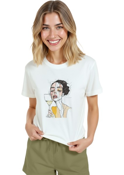 Kadın Beyaz Relaxed Fit %100 Pamuk Tişört – Çizgisel Portre & Şarap Kadehi Baskılı modelleri