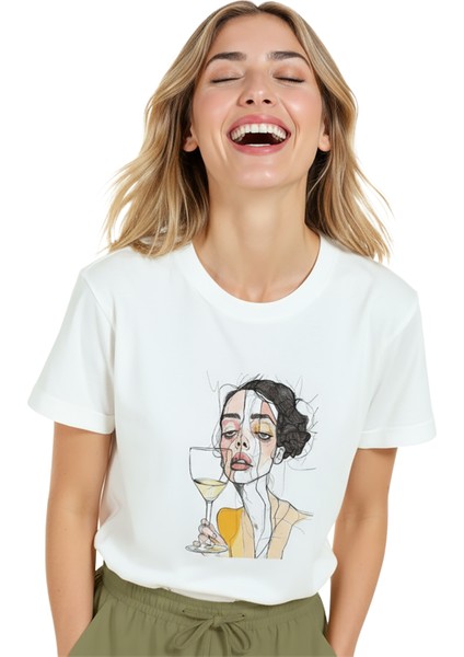 Kadın Beyaz Relaxed Fit %100 Pamuk Tişört – Çizgisel Portre & Şarap Kadehi Baskılı indirimleri