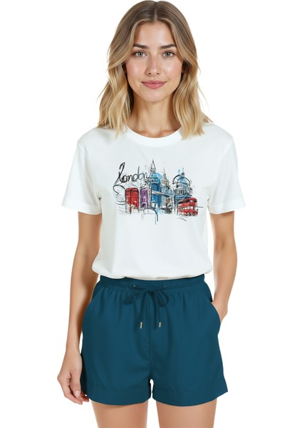 Kadın Beyaz Relaxed Fit %100 Pamuk Tişört – London Şehir Kolajı & Telefon Kulübesi Baskılı