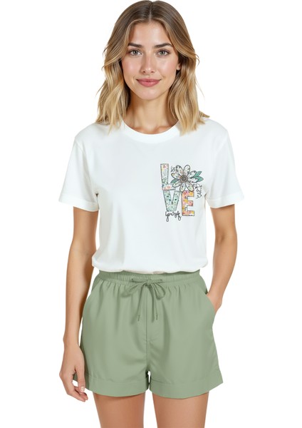 Kadın Beyaz Relaxed Fit %100 Pamuk Tişört – Love Harfli Çiçek Göğüs Baskılı