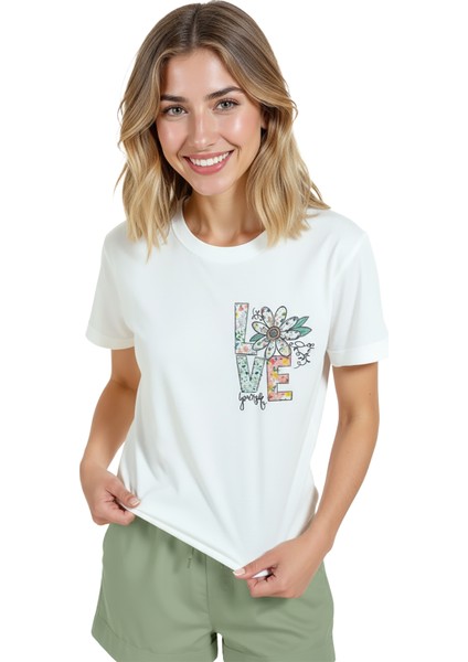Kadın Beyaz Relaxed Fit %100 Pamuk Tişört – Love Harfli Çiçek Göğüs Baskılı modelleri