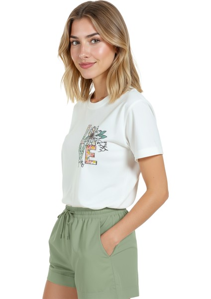 Kadın Beyaz Relaxed Fit %100 Pamuk Tişört – Love Harfli Çiçek Göğüs Baskılı fırsatları