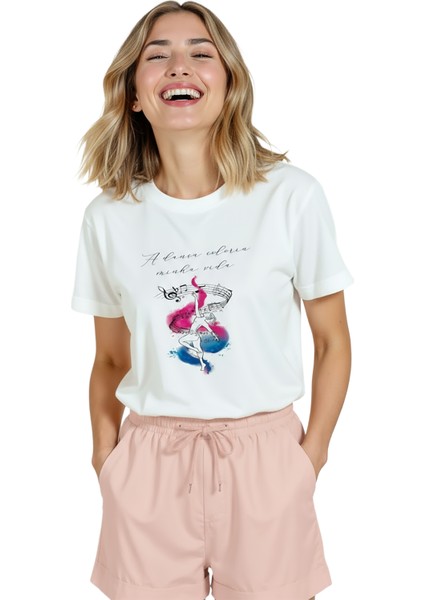 Kadın Beyaz Relaxed Fit %100 Pamuk Tişört – Suluboya Dansçı & Müzik Illüstrasyonlu modelleri