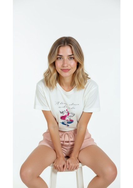 Kadın Beyaz Relaxed Fit %100 Pamuk Tişört – Suluboya Dansçı & Müzik Illüstrasyonlu indirimleri