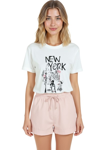 Kadın Beyaz Relaxed Fit %100 Pamuk Tişört – New York Sokak Kolajı Baskılı