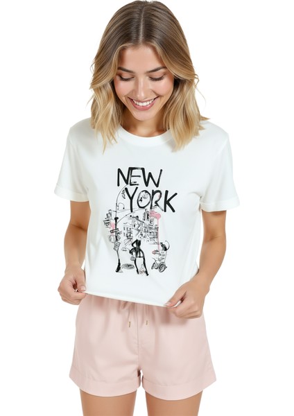 Kadın Beyaz Relaxed Fit %100 Pamuk Tişört – New York Sokak Kolajı Baskılı modelleri