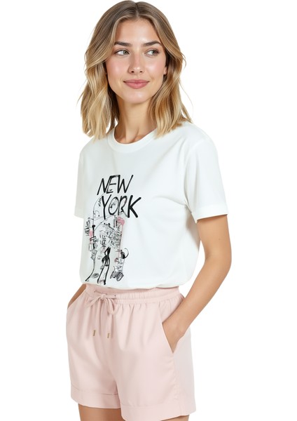 Kadın Beyaz Relaxed Fit %100 Pamuk Tişört – New York Sokak Kolajı Baskılı fırsatları